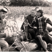 Pamiątkowa fotografia z obozu szkoleniowego płetwonurków NKBP w Olsztynie, który odbył się w 1962 roku nad Jeziorem Narie. Kolega Stefan Wysocki ze strzelonym legalnie okazem szczupaka. Ryby na obozach NKBP stanowiły ważną pozycję w menu obozowej kuchni. Fot. z archiwum Stefana Wysockiego